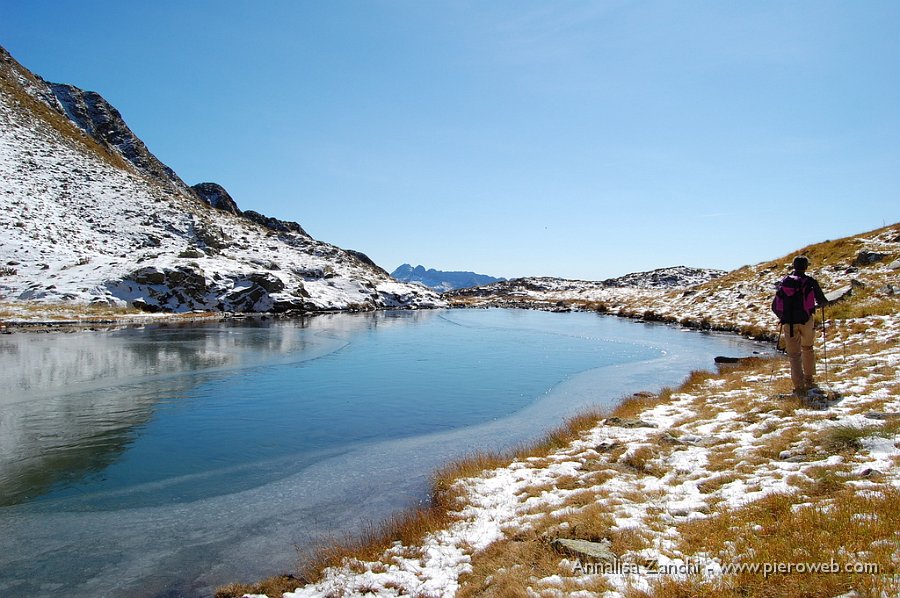 31 Il gelo sta prendendo possesso del lago.JPG